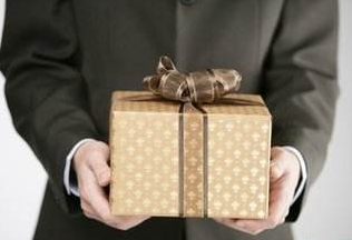关于过年给领导送礼物，给你三个忠告，真正做到礼到事办成